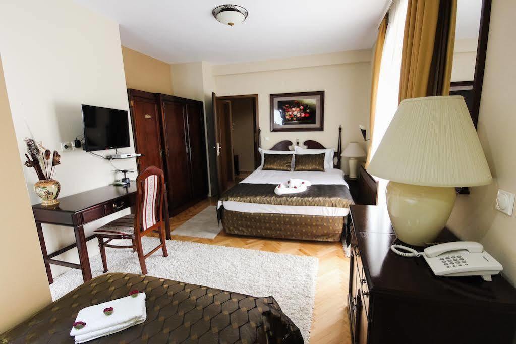 Hotel Villa Ragusa Скопие Екстериор снимка